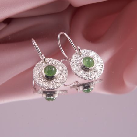 Nahaufnahme der Tsavorit Ohrhänger mit grünen Cabochons und Strukturoberfläche.